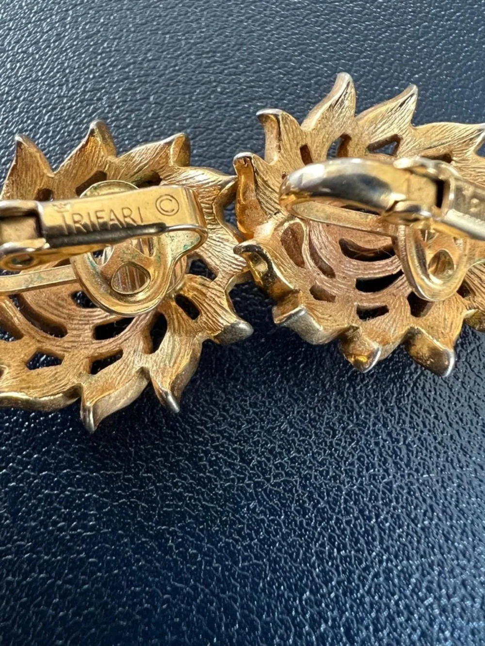 Vintage Trifari Gold Tone Leaf Swirl Clip on Earring - Picture 2 of 5